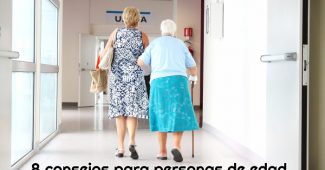 madre-e-hija-andando-por-un-pasillo-de-un-hospital