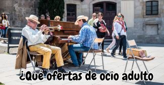 personas tocando en la calle de barcelona