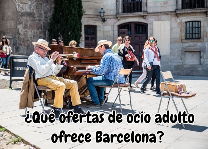 personas tocando en la calle de barcelona