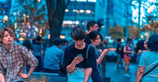 jovenes-mirando-el-movil-en-una-plaza