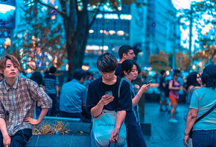 jovenes-mirando-el-movil-en-una-plaza