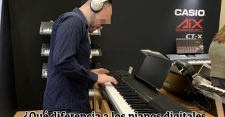 persona probando el sonido de un piano digital