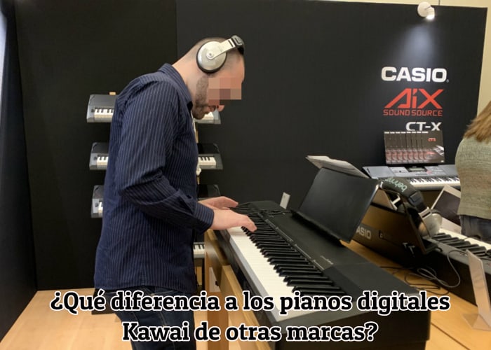 persona probando el sonido de un piano digital