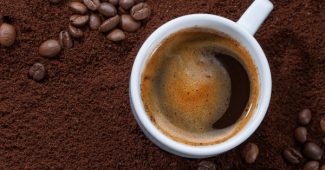 taza de cafe con granos de cafe