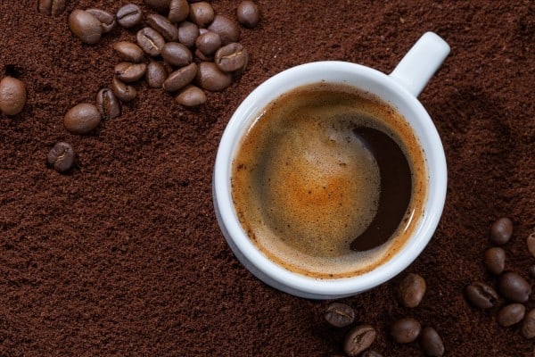 taza de cafe con granos de cafe