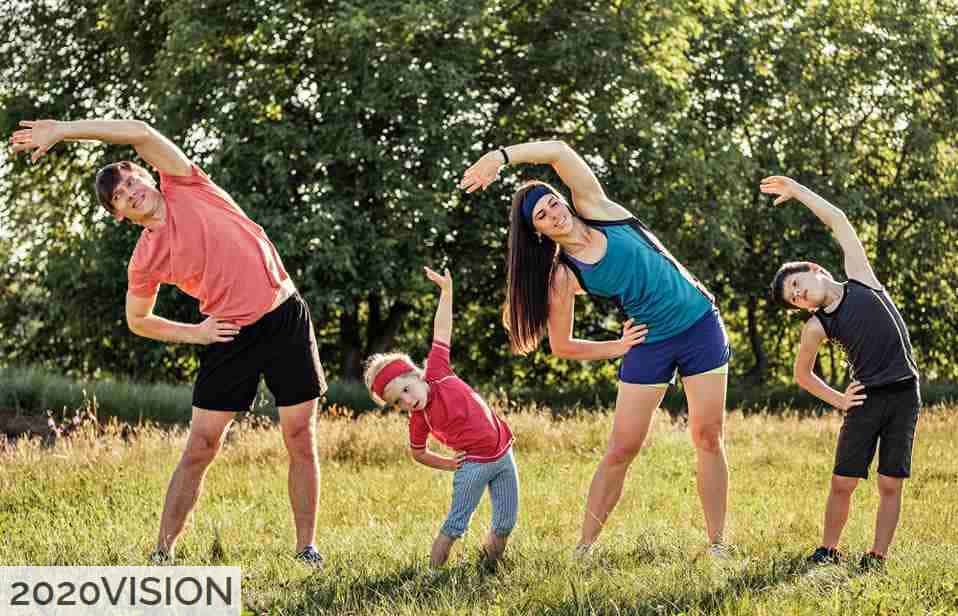 Familia haciendo ejercicio