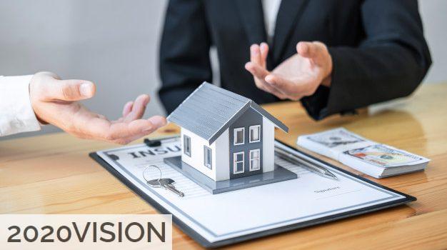 casa y llaves encima de un documento