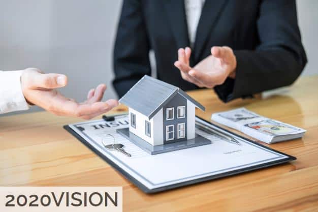 casa y llaves encima de un documento