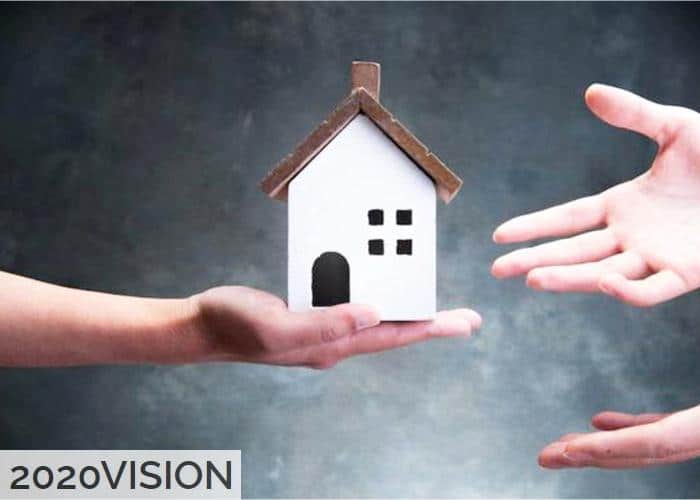 pequena casa en mano de persona que va a parar a otras manos diferentes