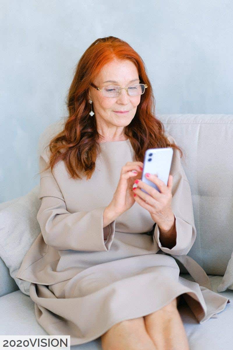 mujer con movil