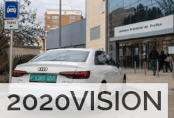 Coche con placas verdes DGT durante un trámite de matriculación temporal