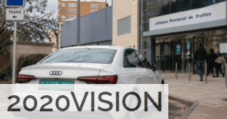 Coche con placas verdes DGT durante un trámite de matriculación temporal
