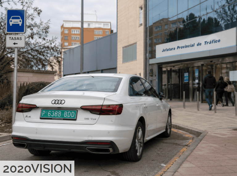 Coche con placas verdes DGT durante un trámite de matriculación temporal