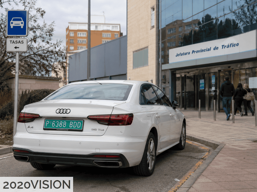 Coche con placas verdes DGT durante un trámite de matriculación temporal