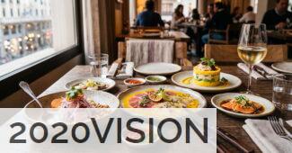 Mesa con diferentes platos de cocina peruana en Madrid