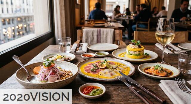 Mesa con diferentes platos de cocina peruana en Madrid
