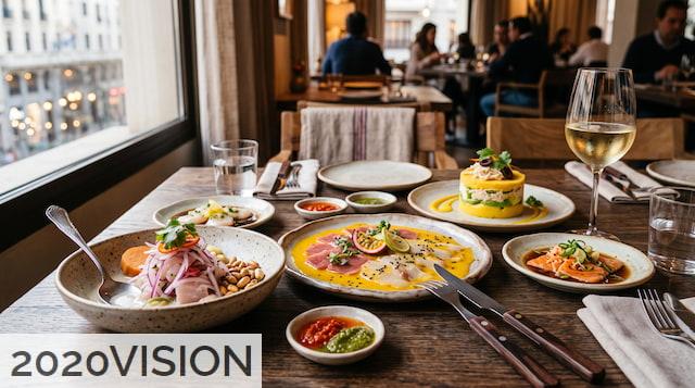 Mesa con diferentes platos de cocina peruana en Madrid
